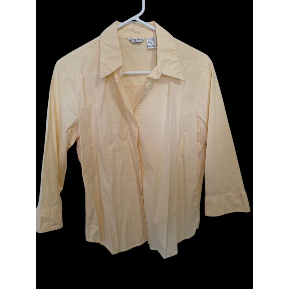 BUNDLE: 2 Quizz Again Boutique Fitted shirts 
Blue & yellow 
Size: XL
Z33 (2)